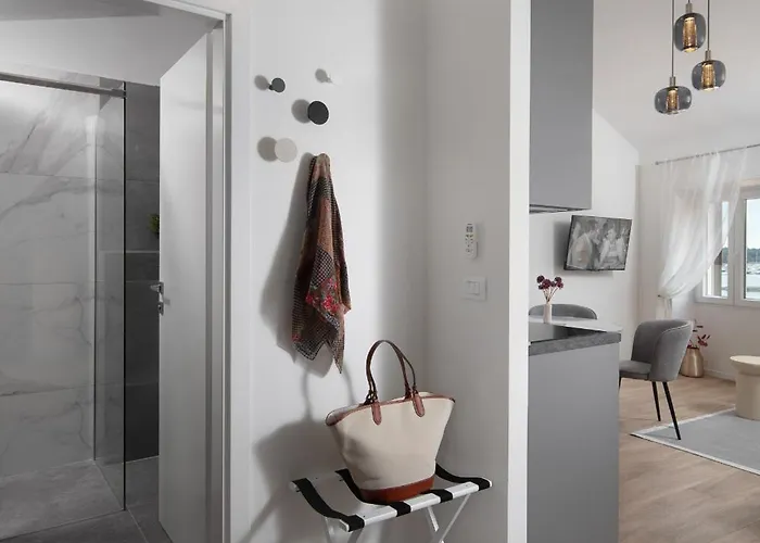 New2024 Mark's Seaview By Irundo * Ρόβινι