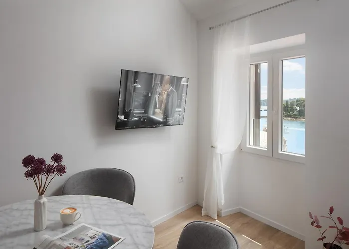 New2024 Mark's Seaview By Irundo * Ρόβινι