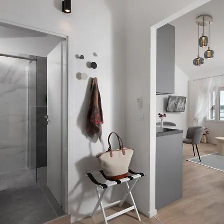 Mark's Seaview By Irundo * روفينج